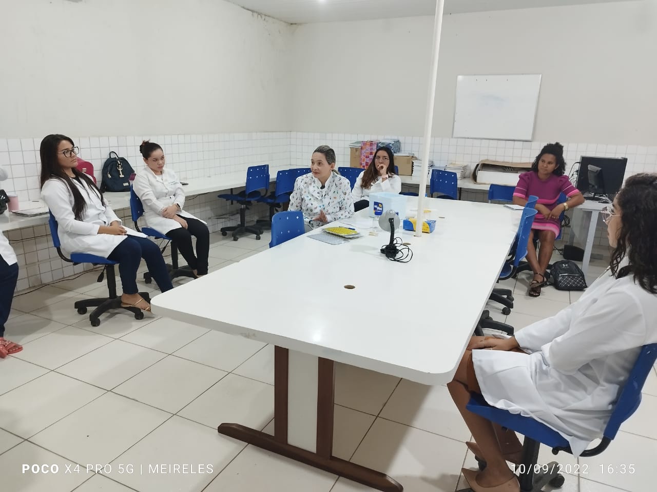 Alunos de Ciências Biológicas do Polo de Viana participam de aula prática sobre Microbiologia e Imunologia