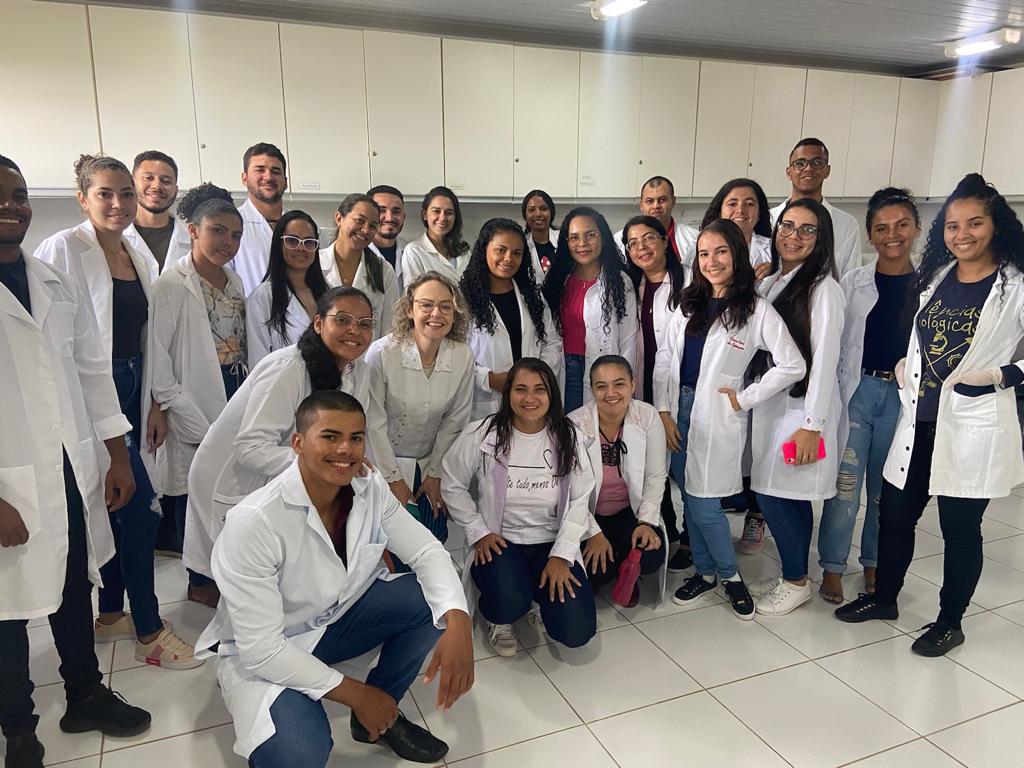 Alunos de Biologia do Polo de Anajatuba visitam laboratórios no Campus Paulo VI, em São Luís