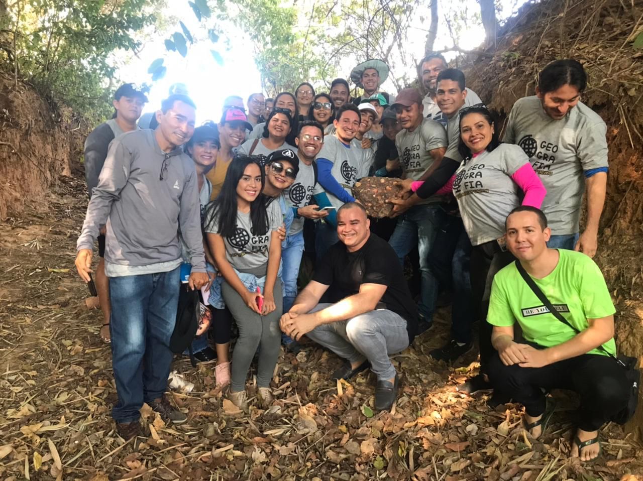 Alunos do Curso de Geografia do Polo Coroatá visitam Mineradora Caetano e Sítio Paleontológico