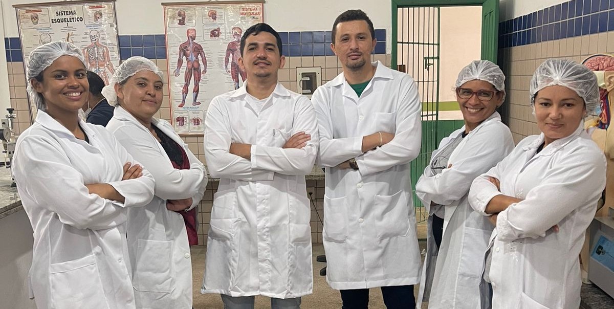Alunos de Química do Polo Paraibano fazem uma análise qualitativa de açúcares redutores