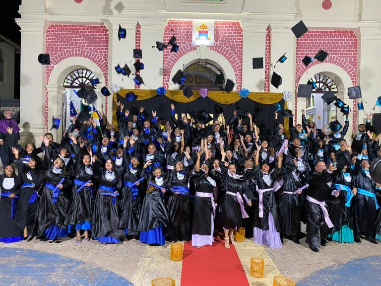 Programa Ensinar gradua mais de 800 alunos
