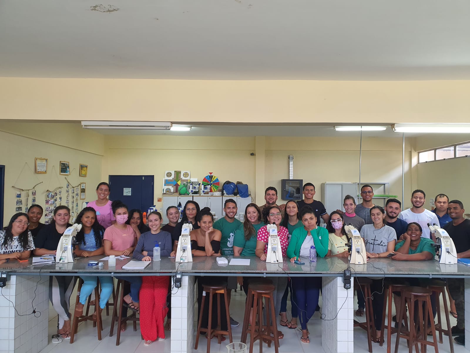 Alunos de Ciências Biológicas do Polo Anajatuba têm aula de campo sobre biologia marinha