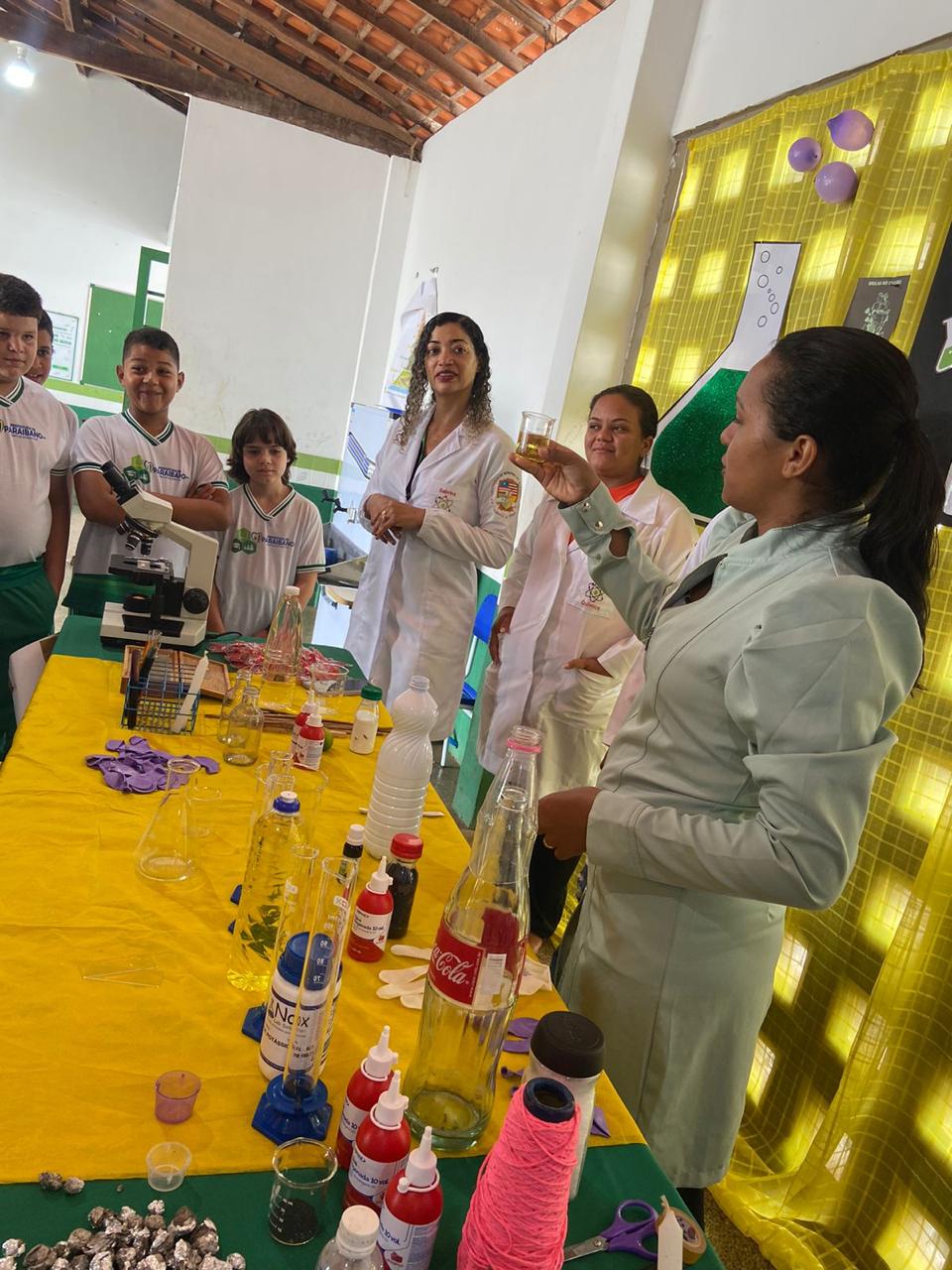 Alunos de Química do Polo Paraibano aplicam projetos em escola