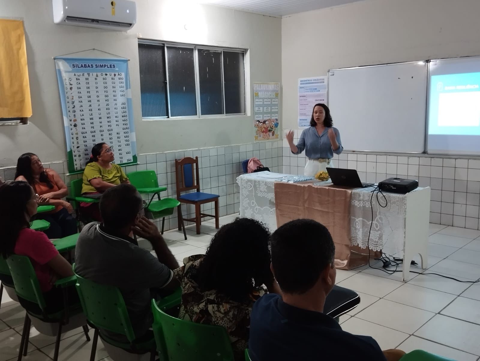 Alunos de Letras do Polo Santa Rita apresentam uma proposta de ação na gestão da Escola Municipal Professor Urbano Pinheiro