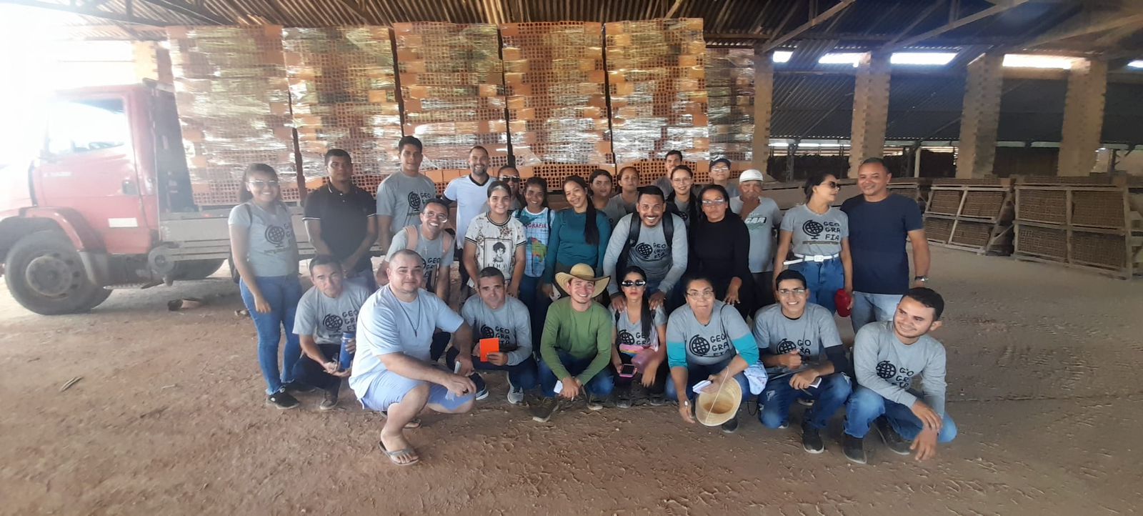 Alunos de Geografia do Polo Coroatá visitam fábrica de cerâmica