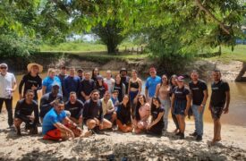 Alunos de Geografia do Polo Presidente Médici observam e analisam a geomorfologia durante aula de campo