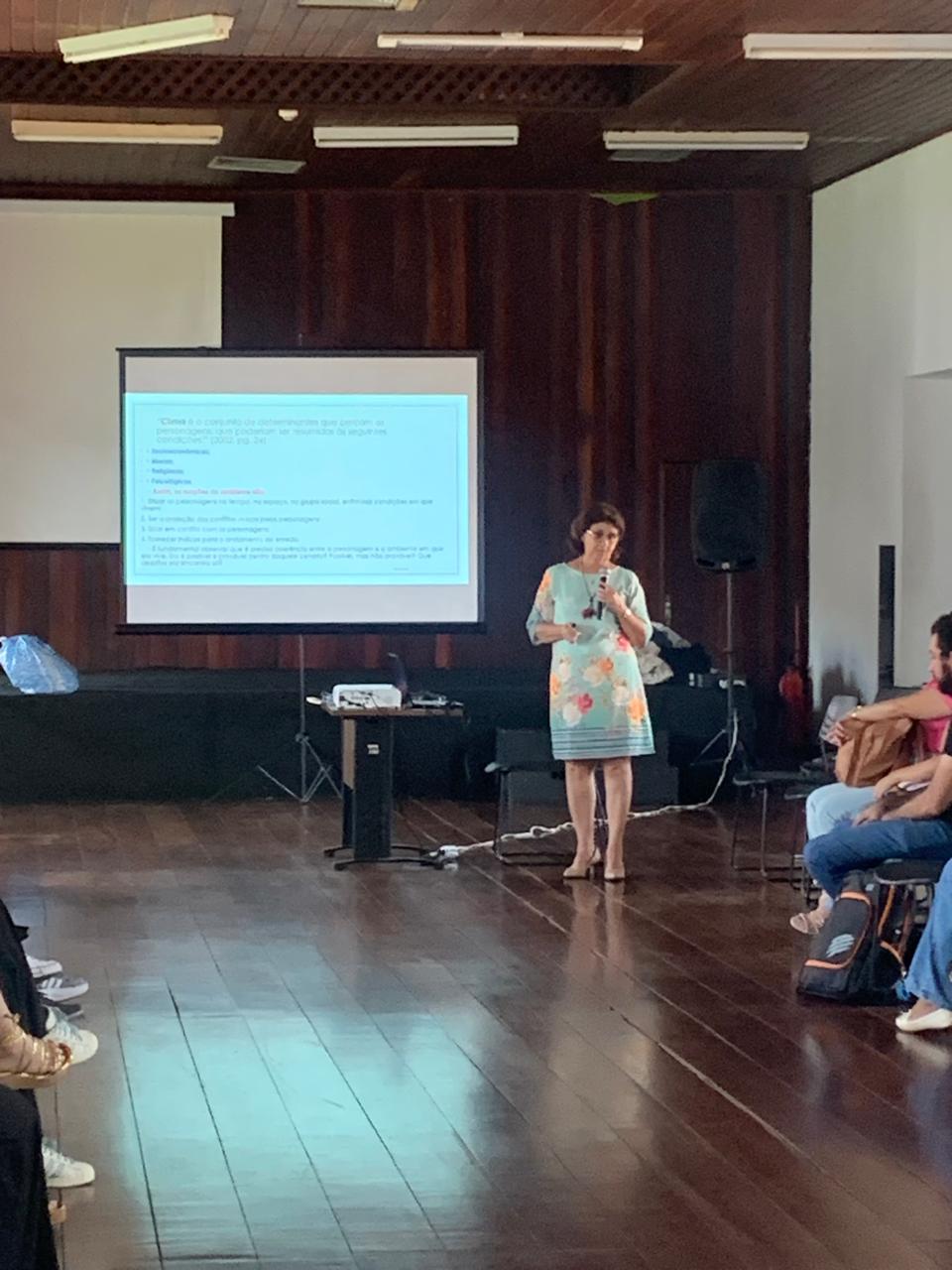 Coordenadora Geral do Programa Ensinar ministra palestra durante Formação Continuada dos Professores da Rede Municipal