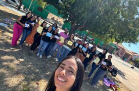 Alunos de Pedagogia transformam praça pública em sala de aula poética no Polo São Raimundo das Mangabeiras