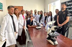 Aula prática de Microbiologia aproxima teoria e prática no Polo Pedro do Rosário